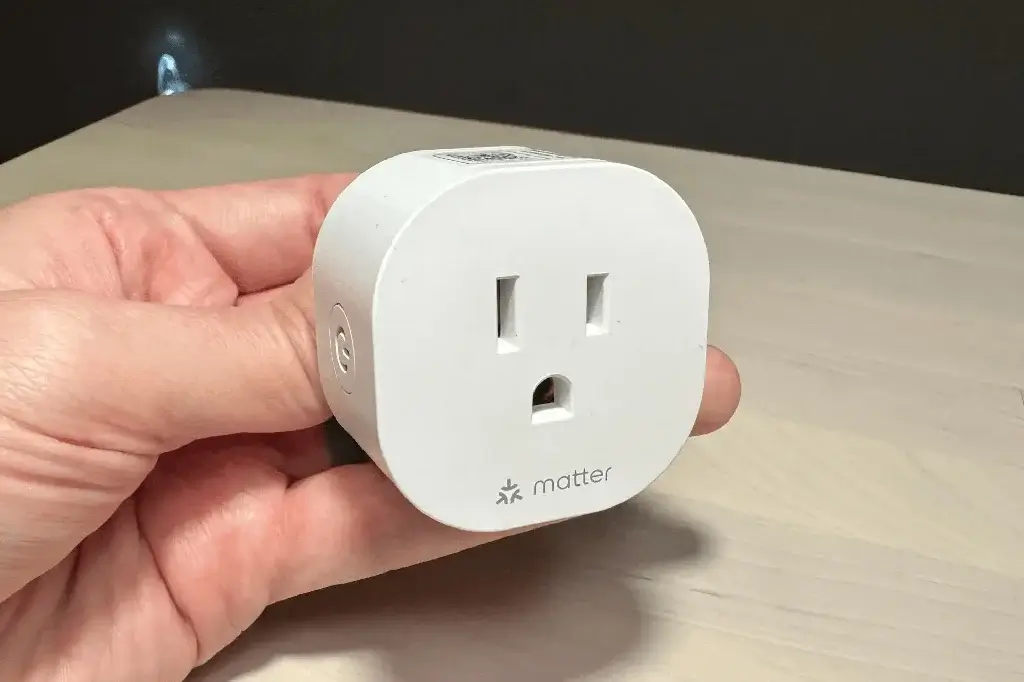 Smart-Plug Smart Plug & Sensor: Mengubah Rumah Biasa Jadi Rumah Pintar